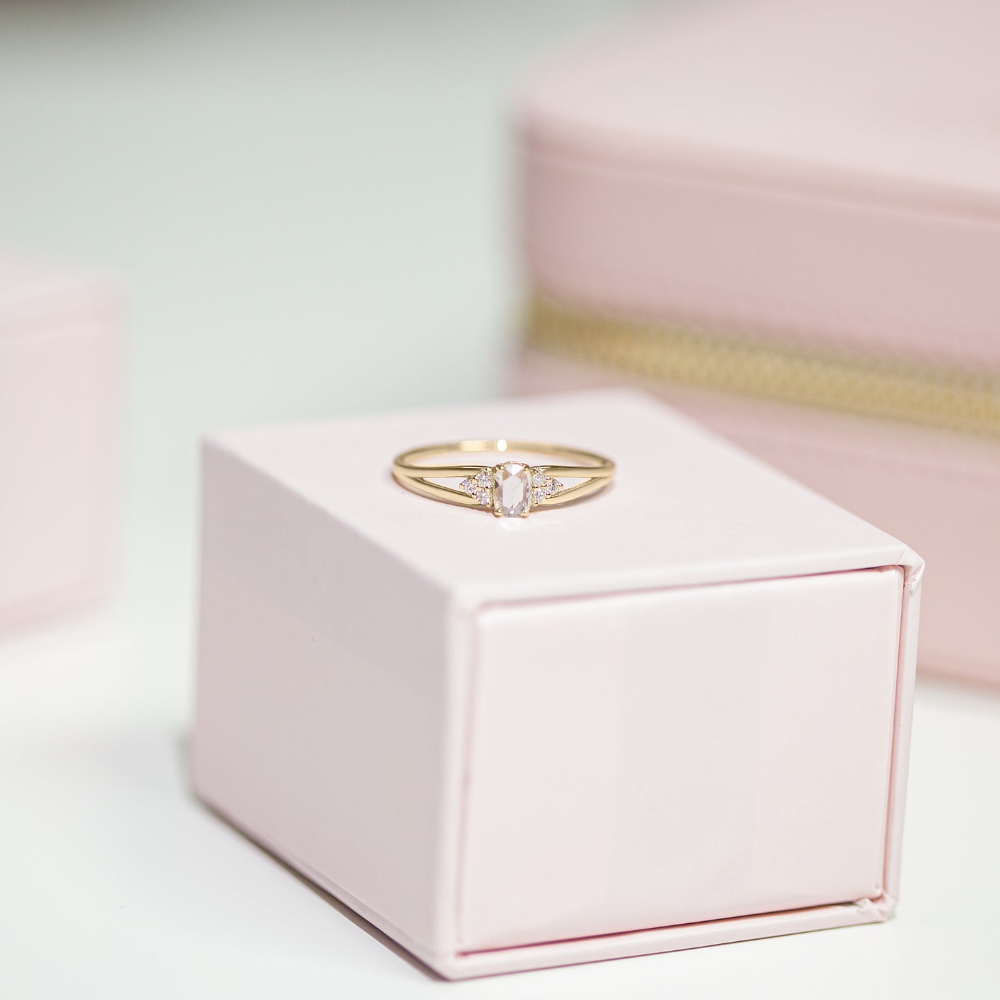 Gül Kesim Oval Pırlanta Yüzük, 14K Sarı-Beyaz-Kırmızı Altın | LR00022D