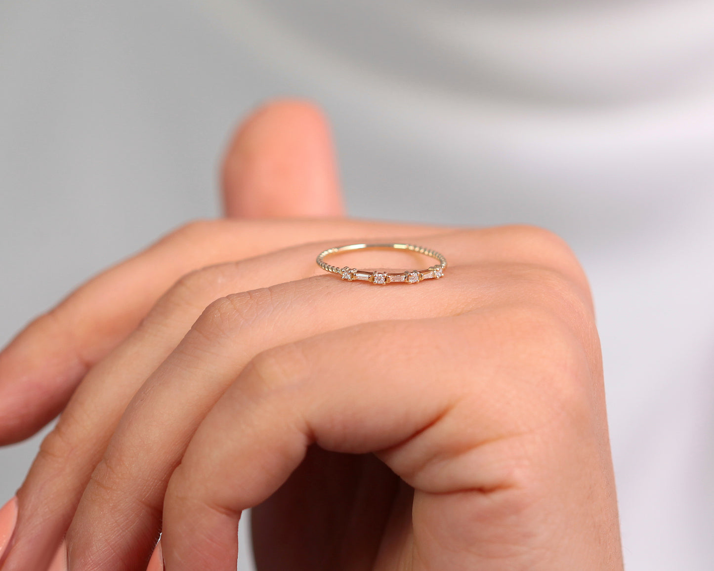 Dizi Baget ve Yuvarlak Pırlanta Yüzük, 14K Sarı-Beyaz-Kırmızı Altın | LR00031D