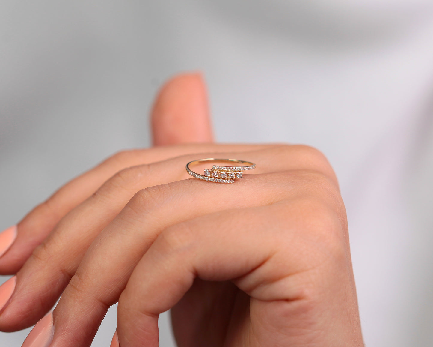 Dizi Yuvarlak Pırlanta Yüzük, 14K Sarı-Beyaz-Kırmızı Altın | LR00045D