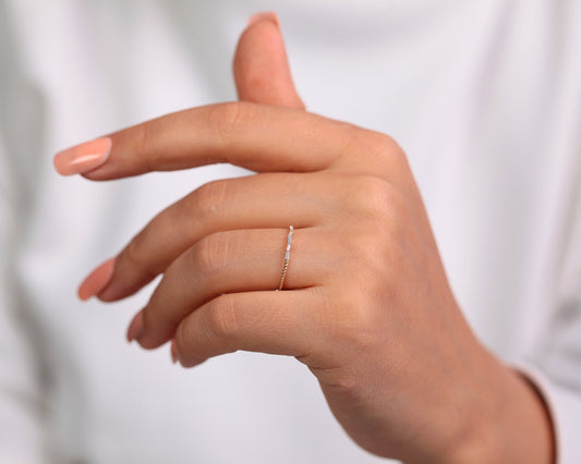 Burgulu Dizi Baget Pırlanta Yüzük, 14K Sarı-Beyaz-Kırmızı Altın | LR00036D