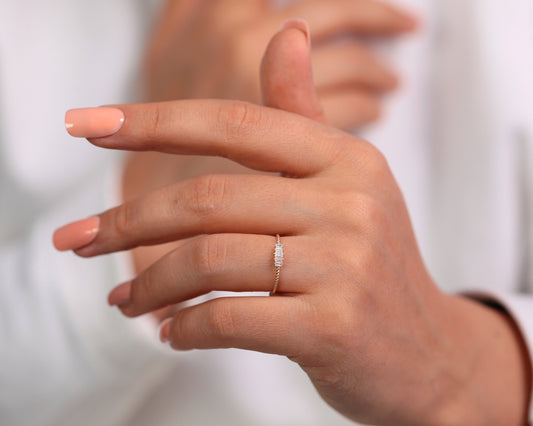 Burgulu Beşli Baget Pırlanta Yüzük, 14K Sarı-Beyaz-Kırmızı Altın | LR00041D