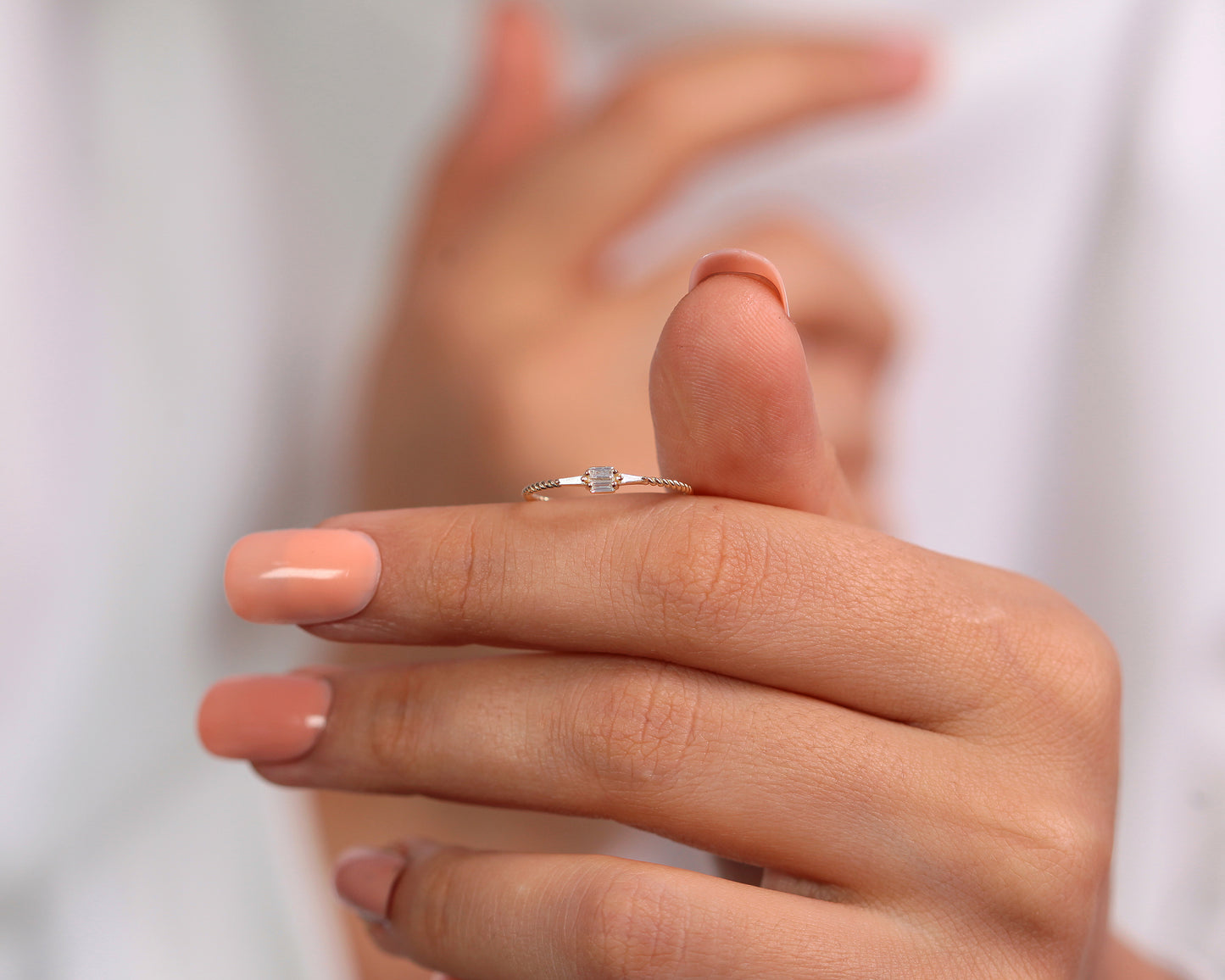 Burgulu Baget-Trapez Pırlanta Yüzük, 14K Sarı-Beyaz-Kırmızı Altın | LR00040D