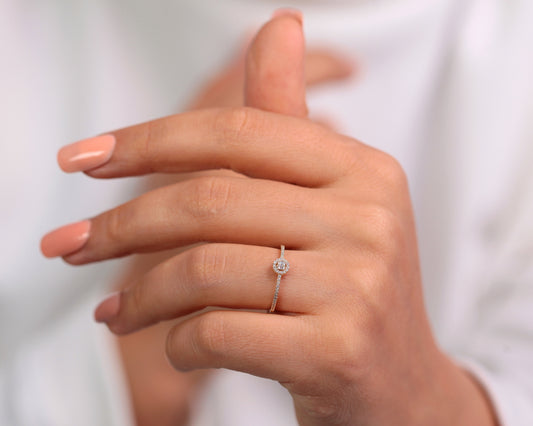 Yuvarlak Çerçeveli Baget Pırlanta Yüzük, 14K Sarı-Beyaz-Kırmızı Altın | LR00038D