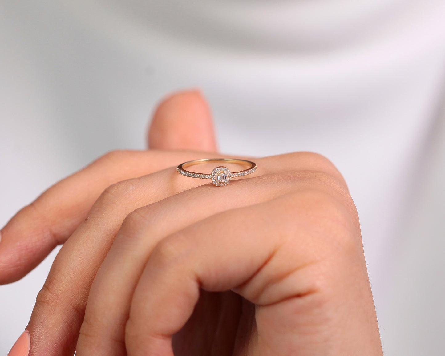 Yuvarlak Çerçeveli Baget Pırlanta Yüzük, 14K Sarı-Beyaz-Kırmızı Altın | LR00038D