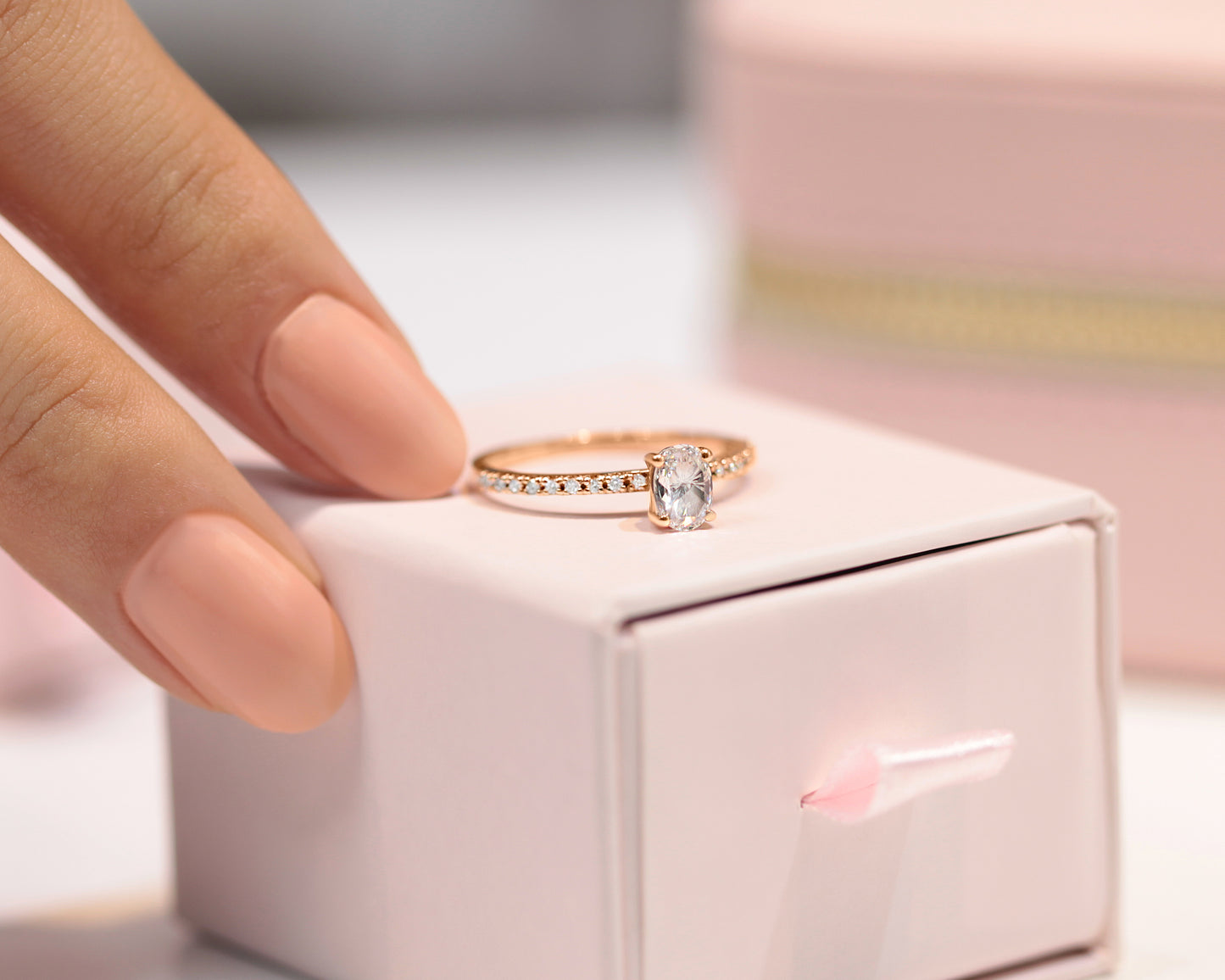 Gül Kesim Oval Pırlanta Tektaş, 14K Sarı-Beyaz-Kırmızı Altın | LR00024D