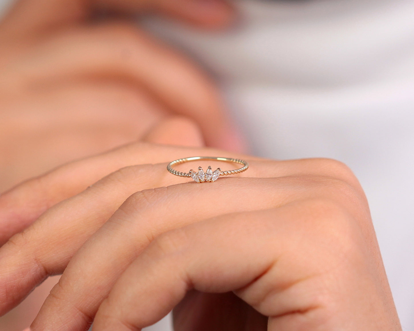 Burgu Dörtlü Markiz Pırlanta Yüzük, 14K Sarı-Beyaz-Kırmızı Altın | LR00047D