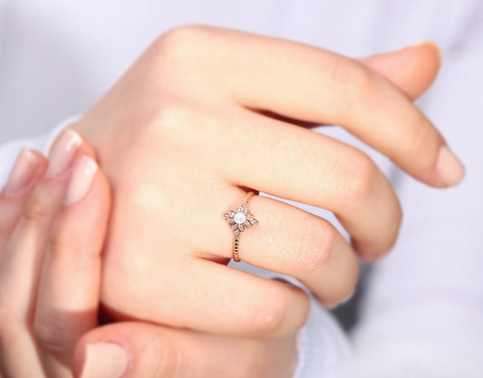 Çiçek Opal Burma Yüzük, 14K Sarı-Beyaz-Kırmızı Altın | LR00009DO