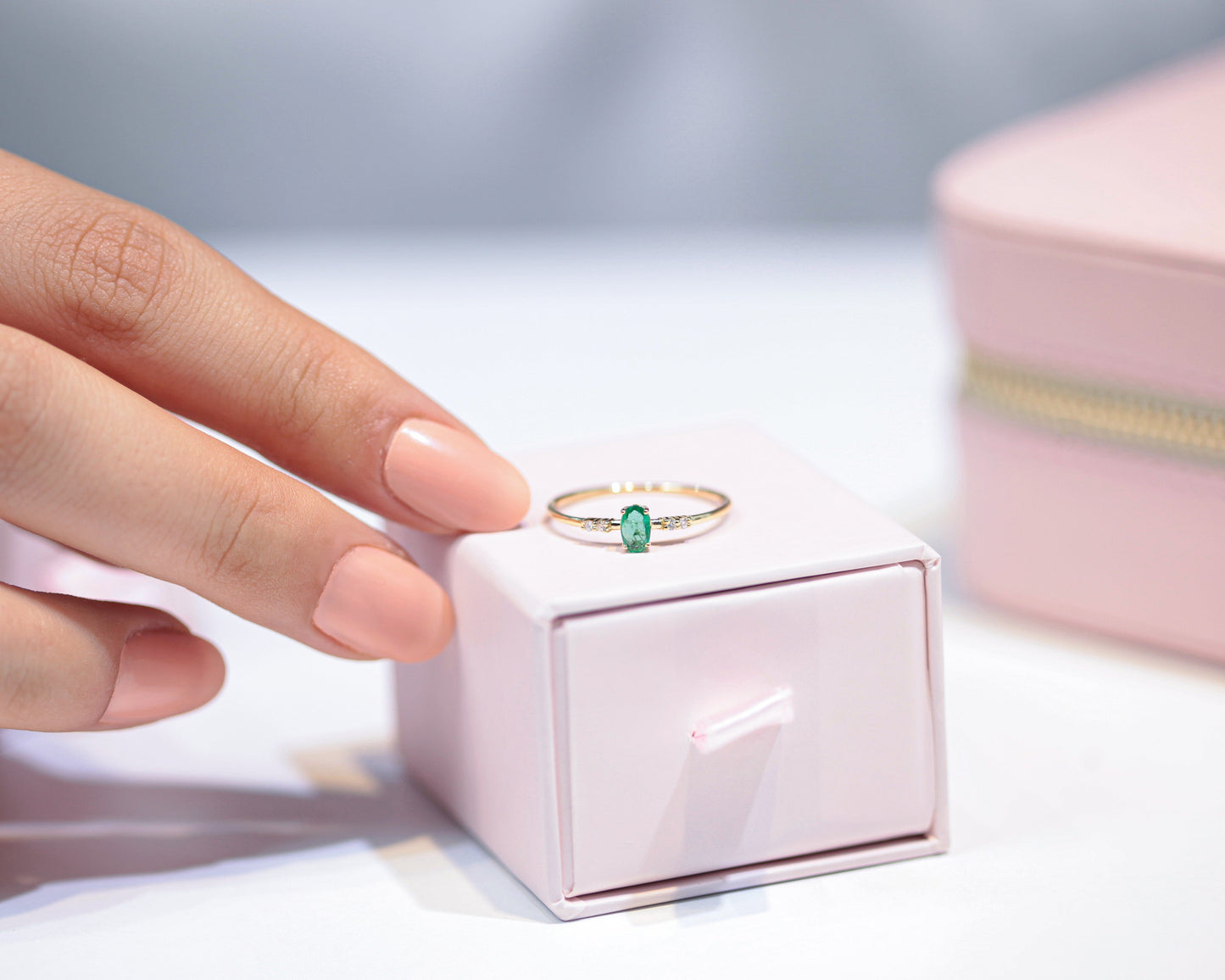 Oval Zümrüt Pırlantalı Sade Yüzük, 14K Sarı-Beyaz-Kırmızı Altın | LR00058DE